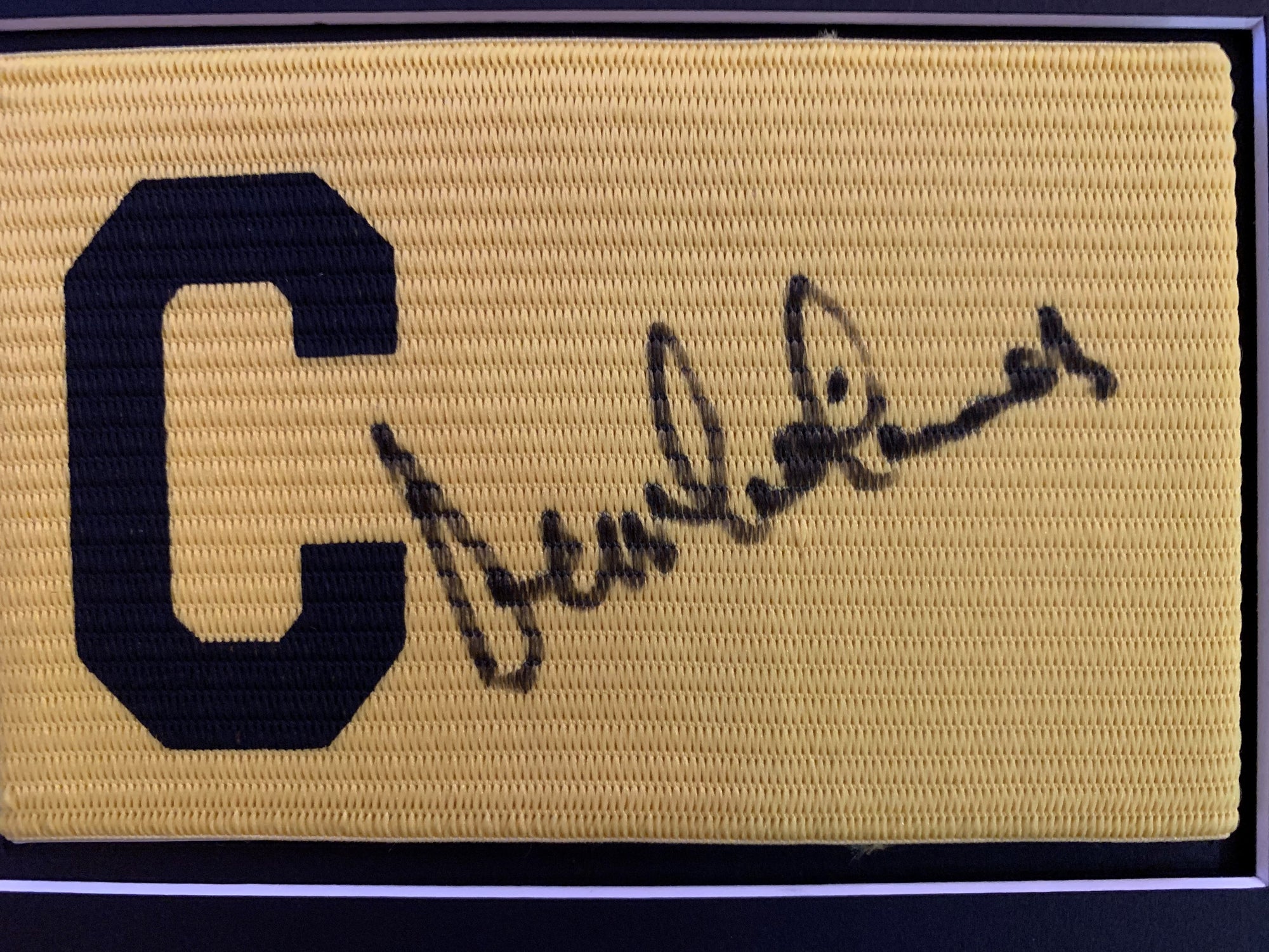 DENNIS MORTIMER - SIGNERT KAPTEINSBIND MED EKTEHETSBEVIS/COA