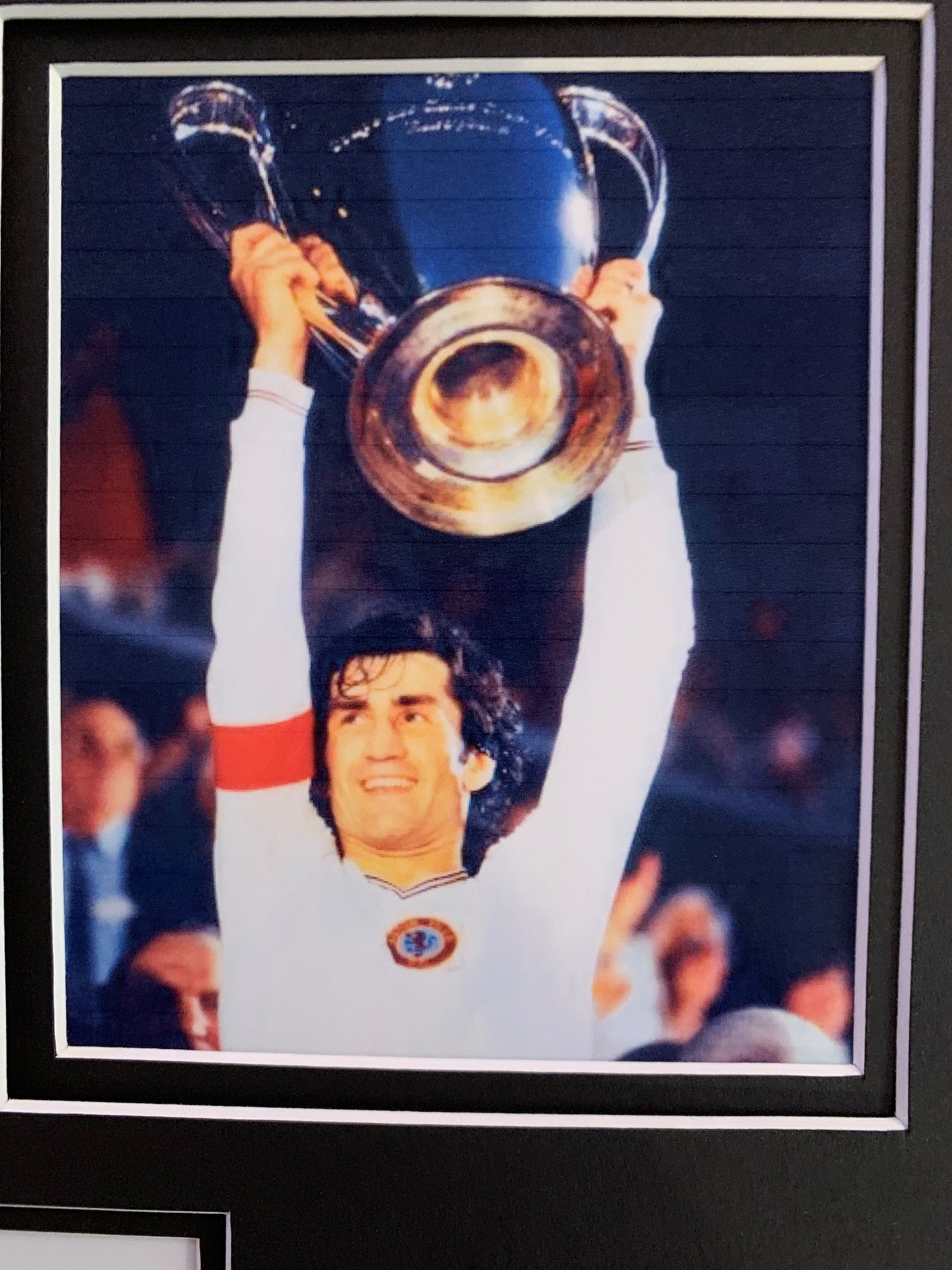 DENNIS MORTIMER - SIGNERT KAPTEINSBIND MED EKTEHETSBEVIS/COA