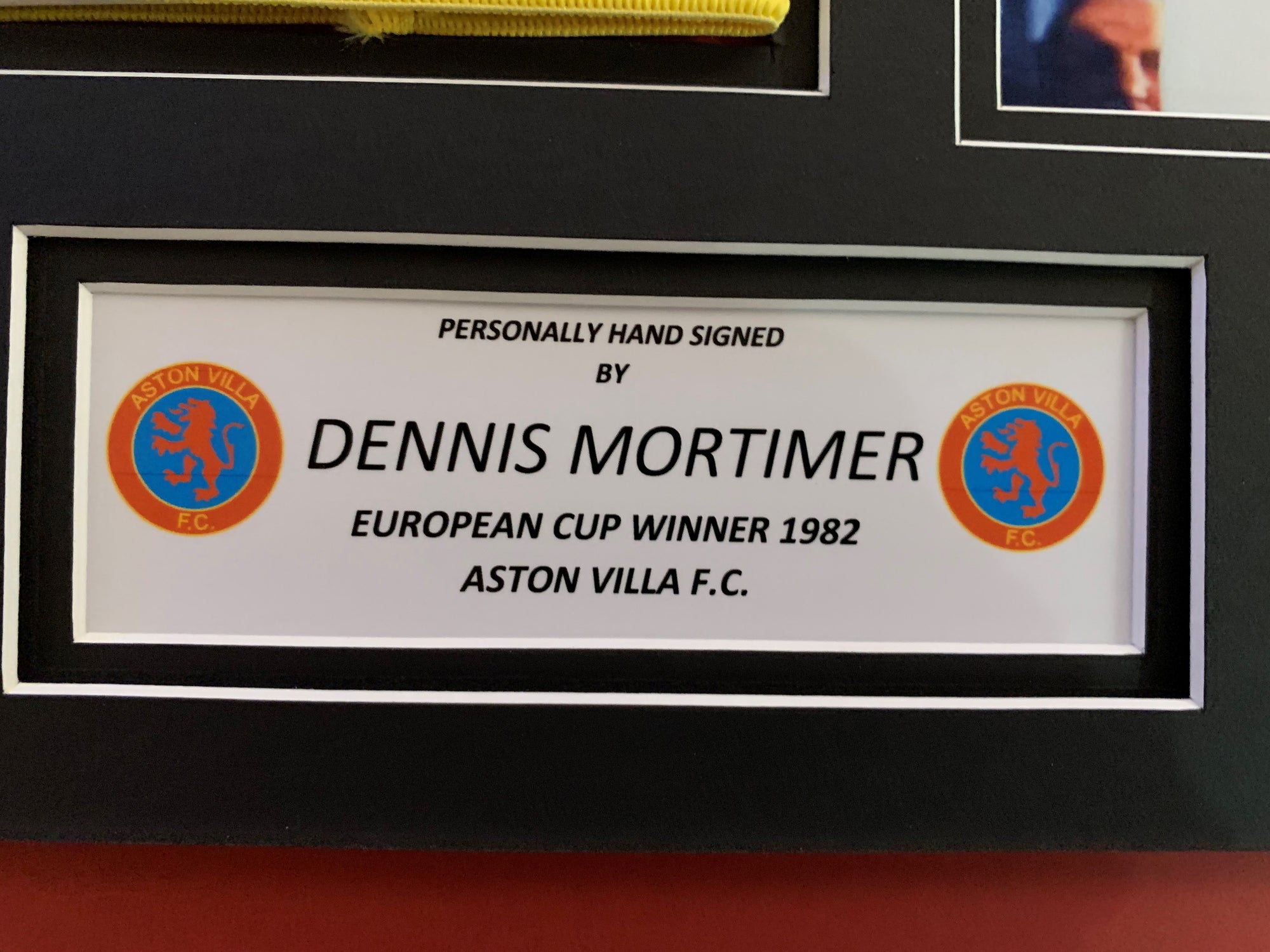 DENNIS MORTIMER - SIGNERT KAPTEINSBIND MED EKTEHETSBEVIS/COA