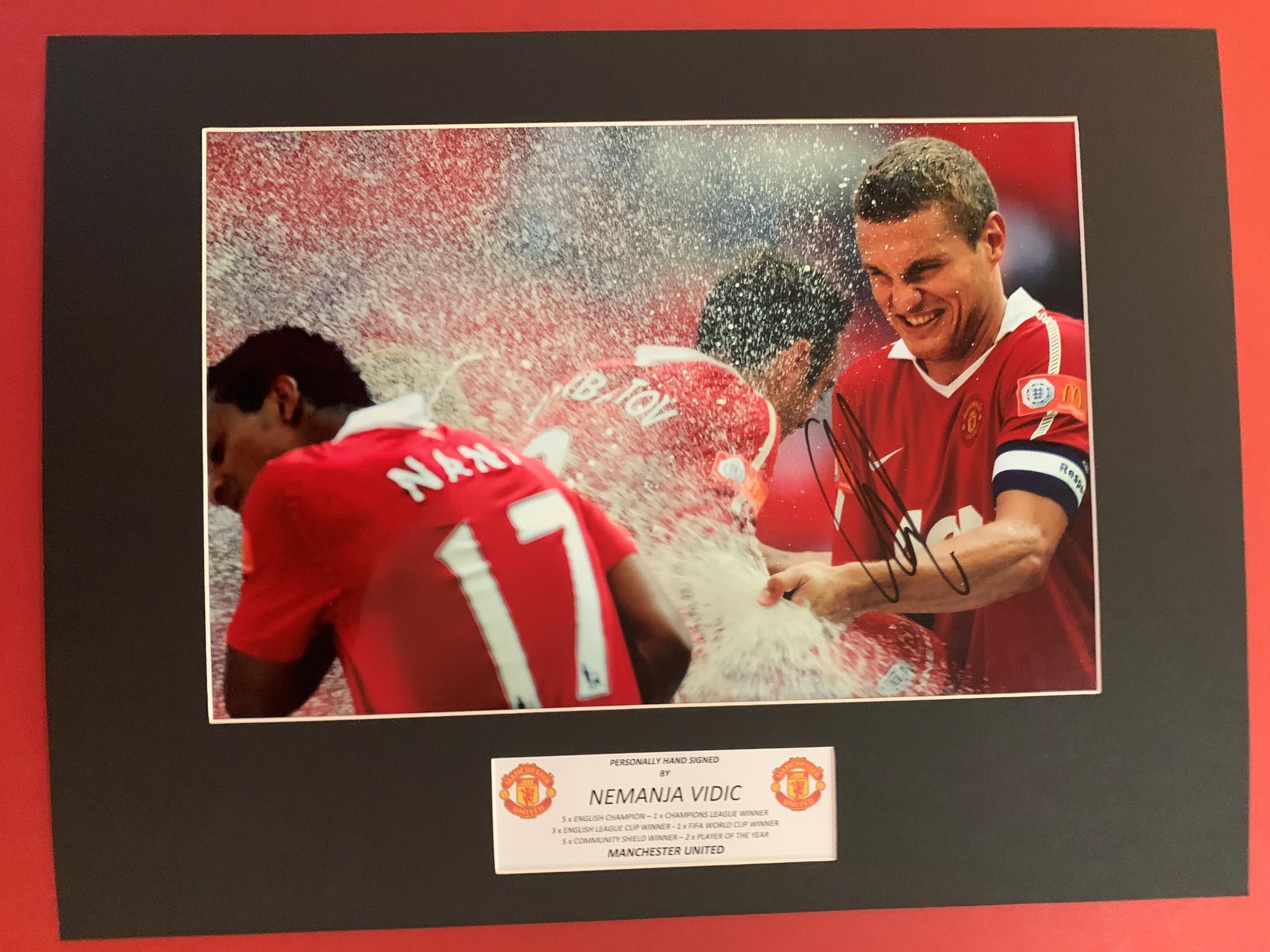NEMANJA VIDIC - SIGNERT BILDE MED EKTEHETSBEVIS/COA