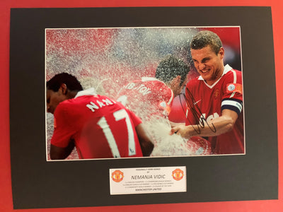 NEMANJA VIDIC - SIGNERT BILDE MED EKTEHETSBEVIS/COA