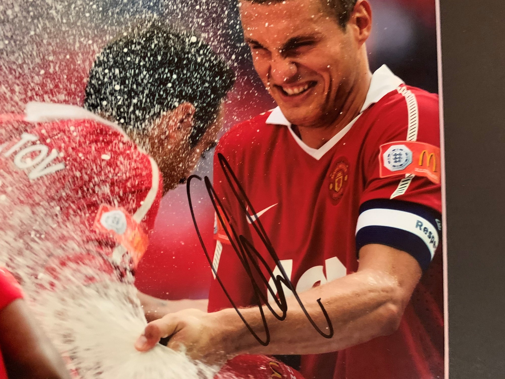 NEMANJA VIDIC - SIGNERT BILDE MED EKTEHETSBEVIS/COA
