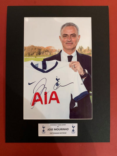 JOSE MOURIHHO - SIGNERT BILDE MED EKTEHETSBEVIS/COA