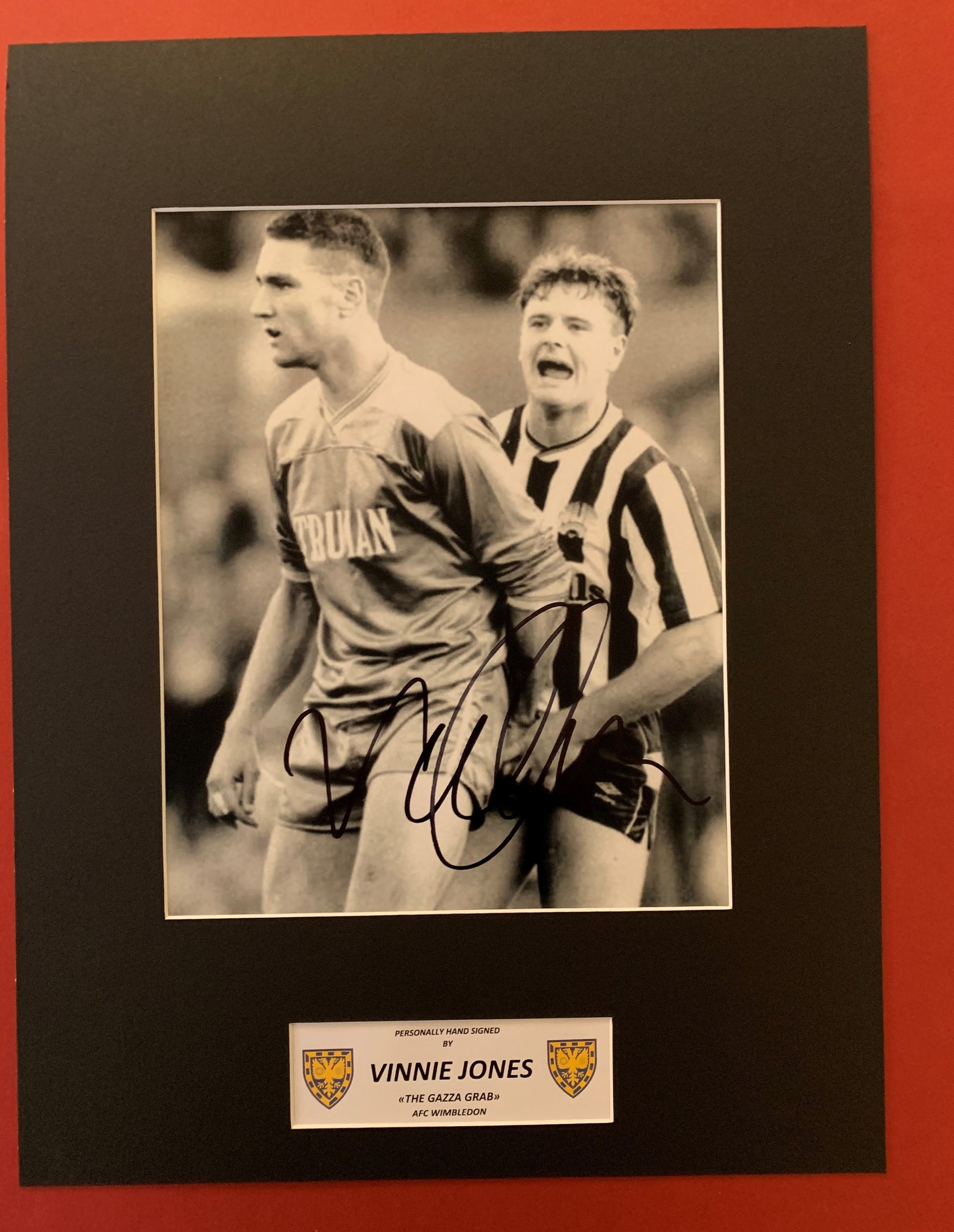 VINNIE JONES - SIGNERT BILDE MED EKTEHETSBEVIS/COA