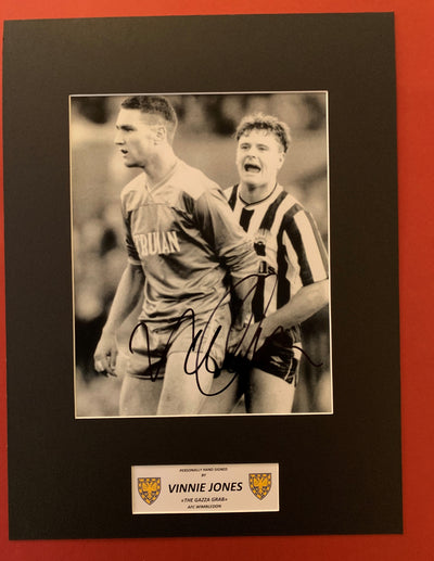 VINNIE JONES - SIGNERT BILDE MED EKTEHETSBEVIS/COA
