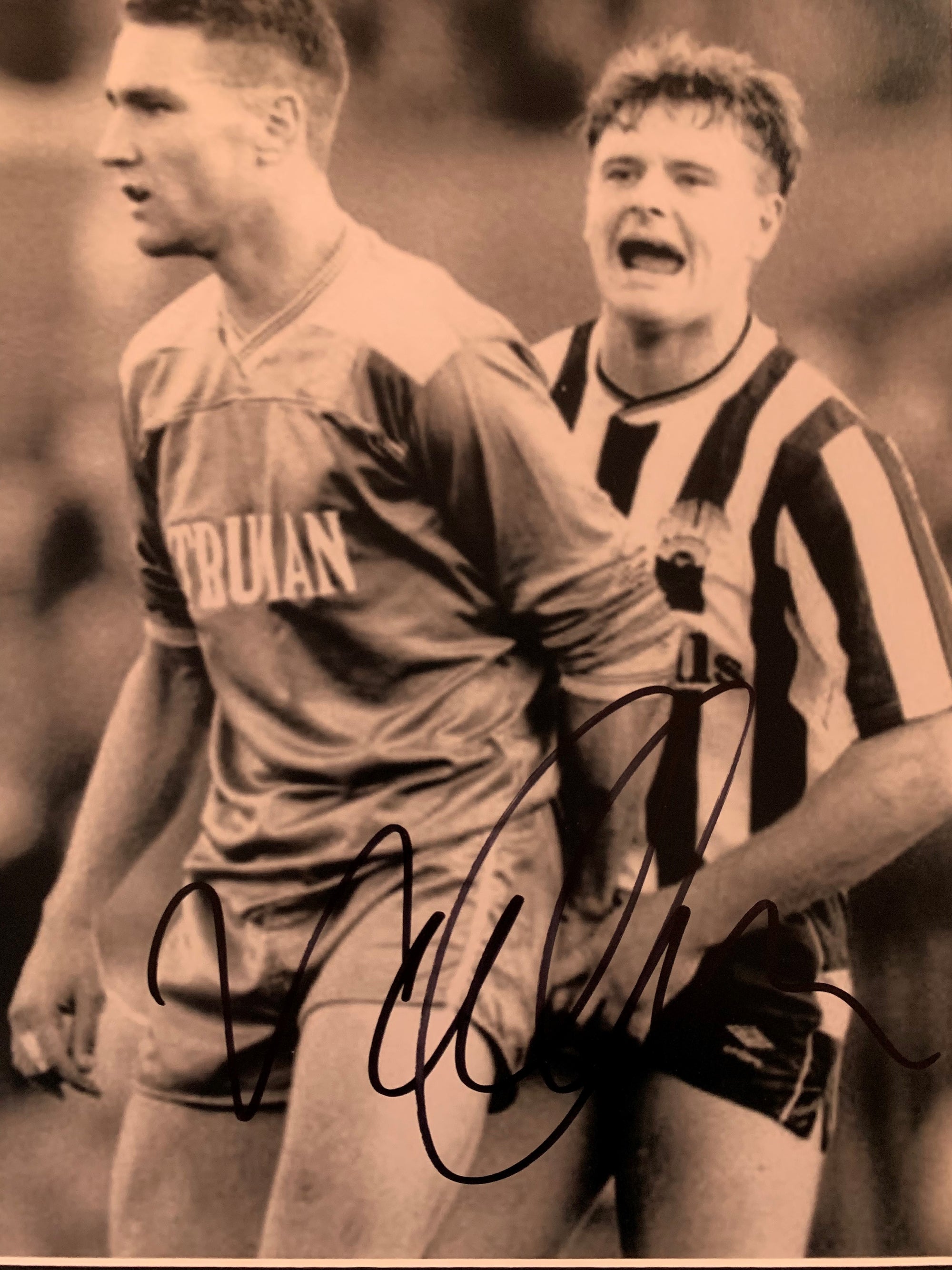 VINNIE JONES - SIGNERT BILDE MED EKTEHETSBEVIS/COA