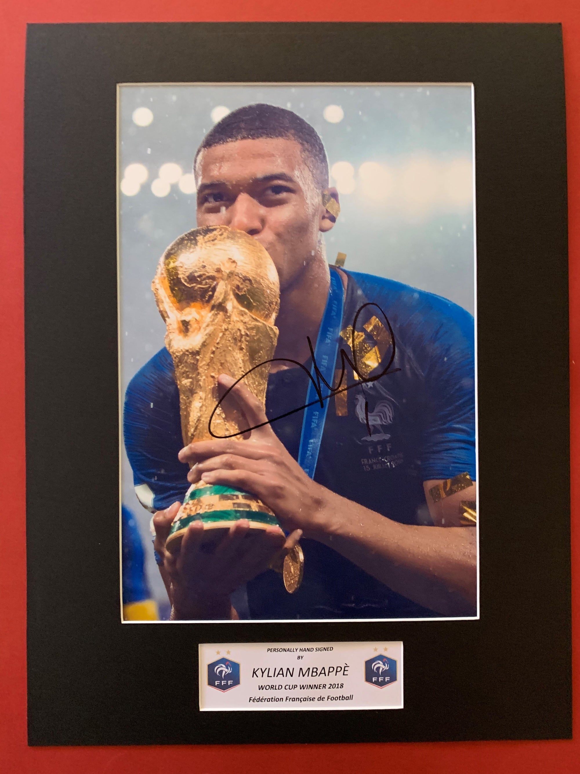 KYLIAN MBAPPÉ - SIGNERT BILDE MED EKTEHETSBEVIS/COA