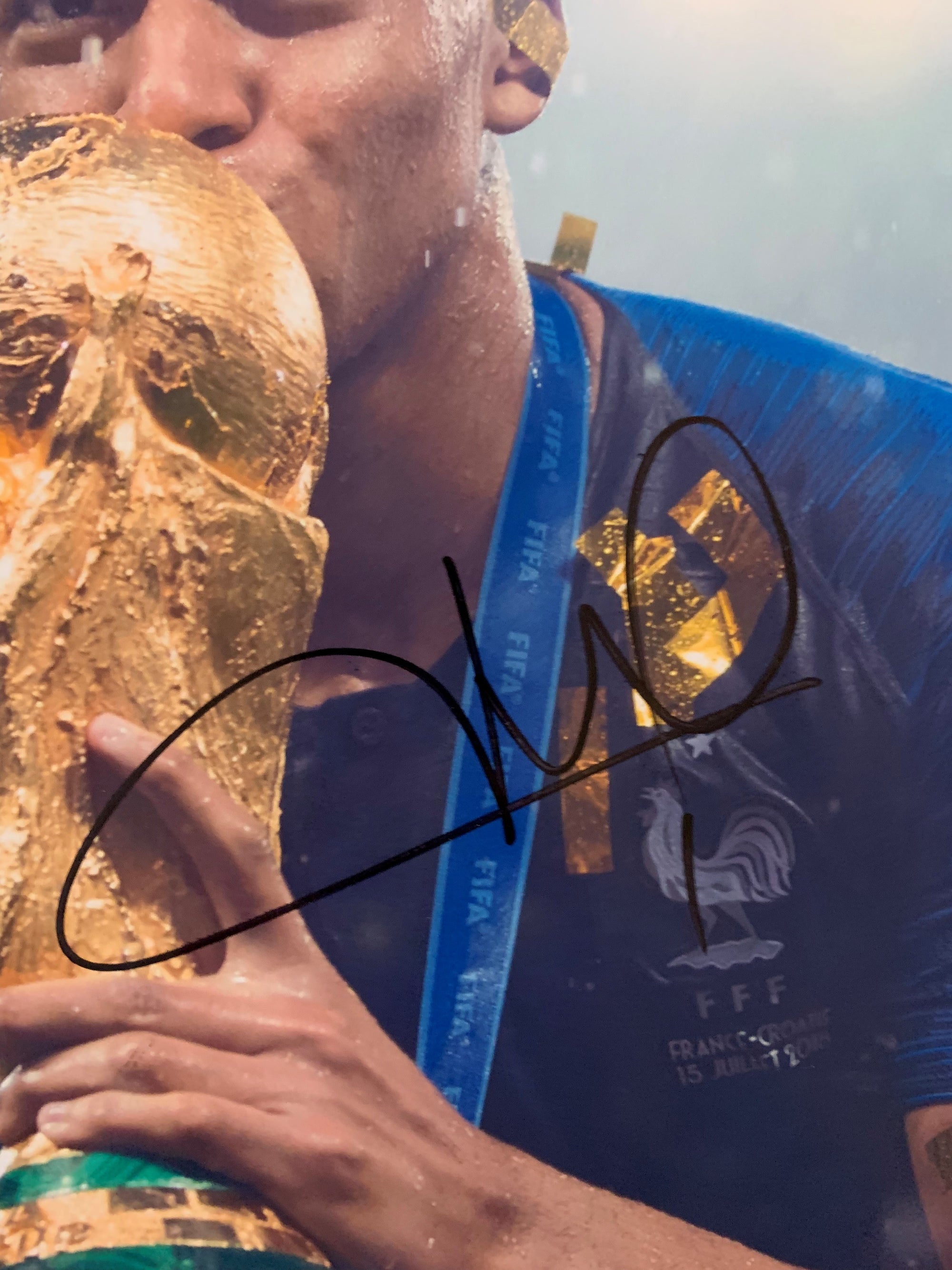 KYLIAN MBAPPÉ - SIGNERT BILDE MED EKTEHETSBEVIS/COA