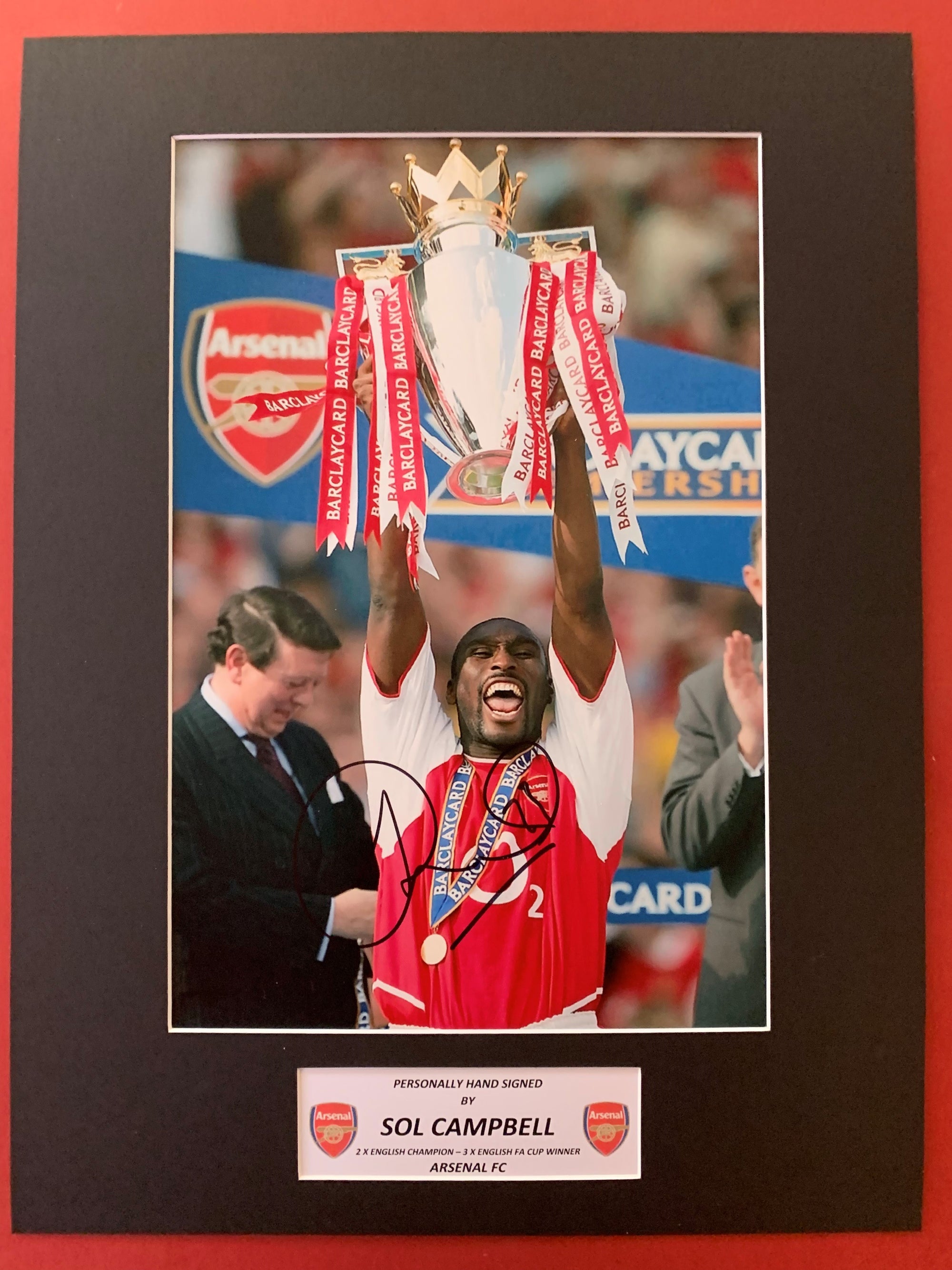 SOL CAMPBELL - SIGNERT BILDE MED EKTEHETSBEVIS/COA