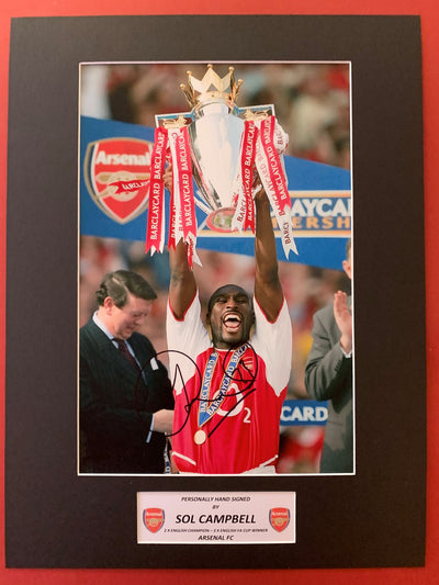 SOL CAMPBELL - SIGNERT BILDE MED EKTEHETSBEVIS/COA
