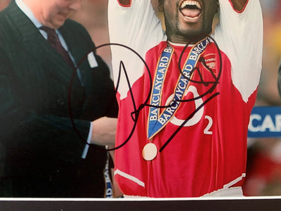 SOL CAMPBELL - SIGNERT BILDE MED EKTEHETSBEVIS/COA
