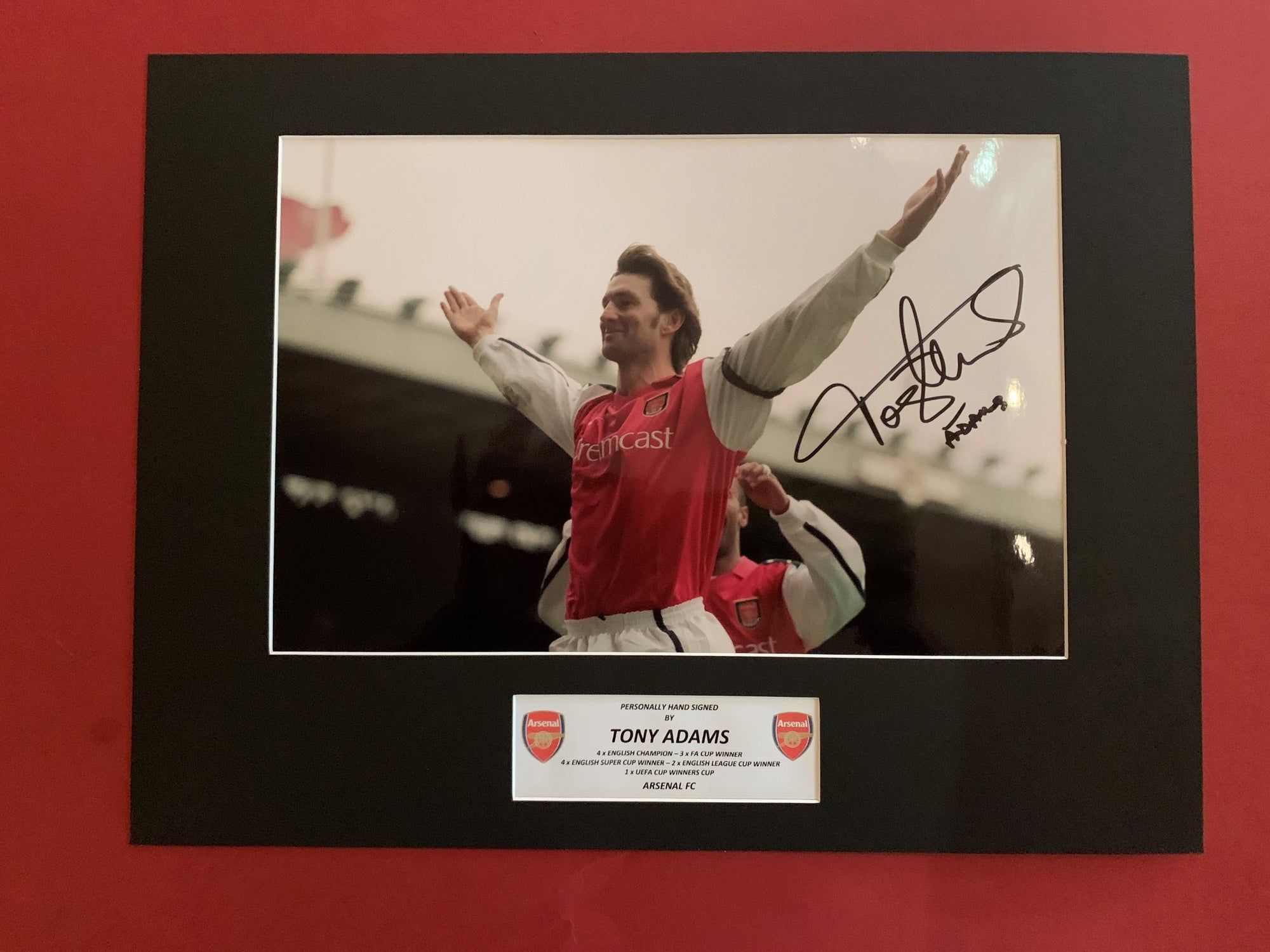 TONY ADAMS - SIGNERT BILDE MED EKTEHETSBEVIS/COA