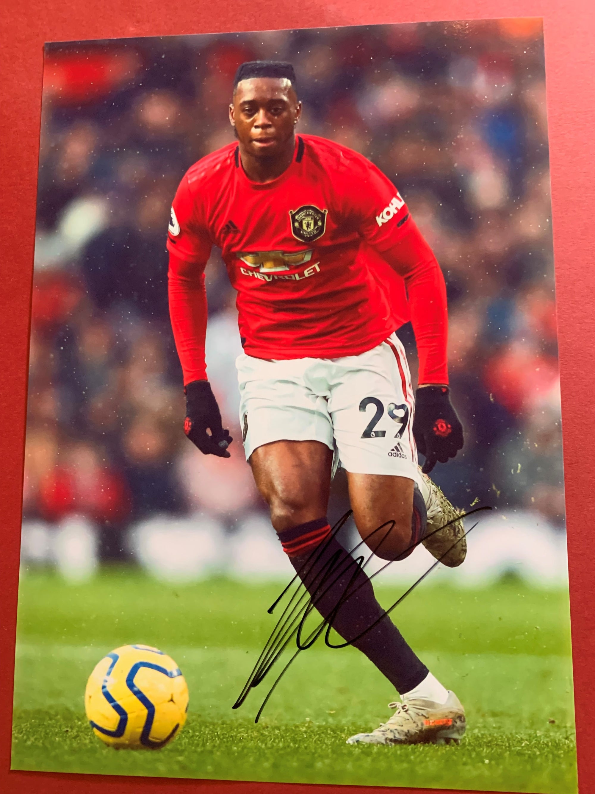 MANCHESTER UNITED - AARON WAN-BISSAKA - SIGNERT BILDE MED EKTEHETSBEVIS/COA