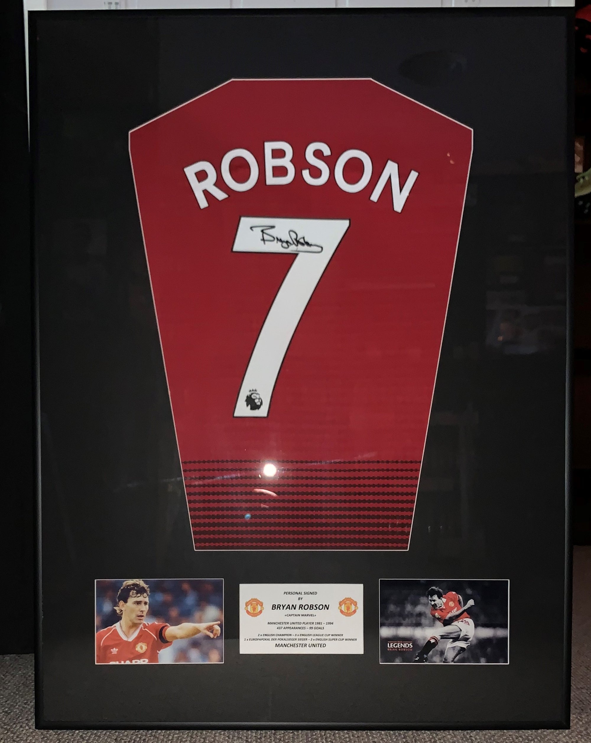 BRYAN ROBSON - FERDIG INNRAMMET OG SIGNERT DRAKT MED EKTEHETSBEVIS/COA