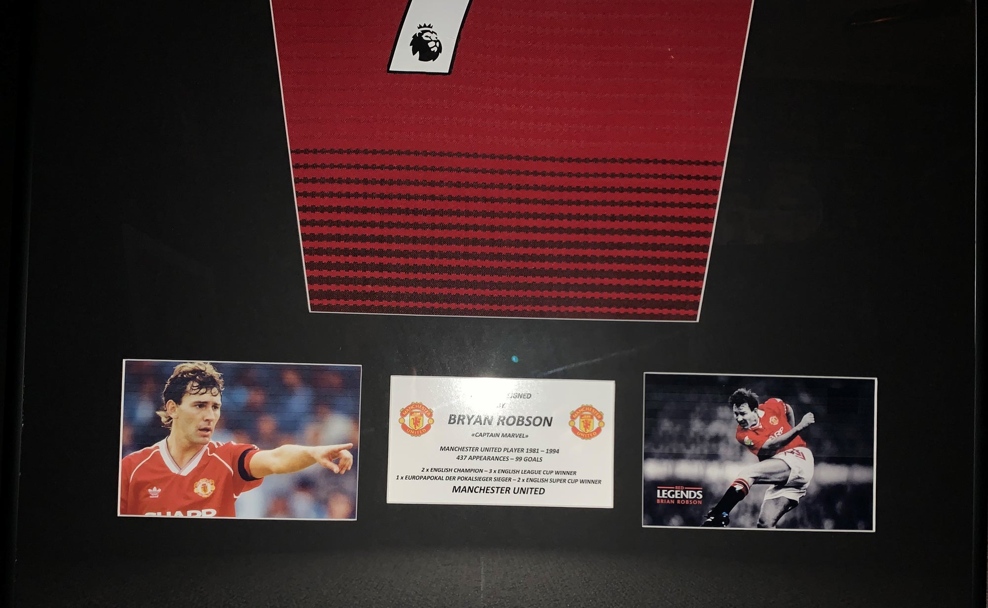 BRYAN ROBSON - FERDIG INNRAMMET OG SIGNERT DRAKT MED EKTEHETSBEVIS/COA