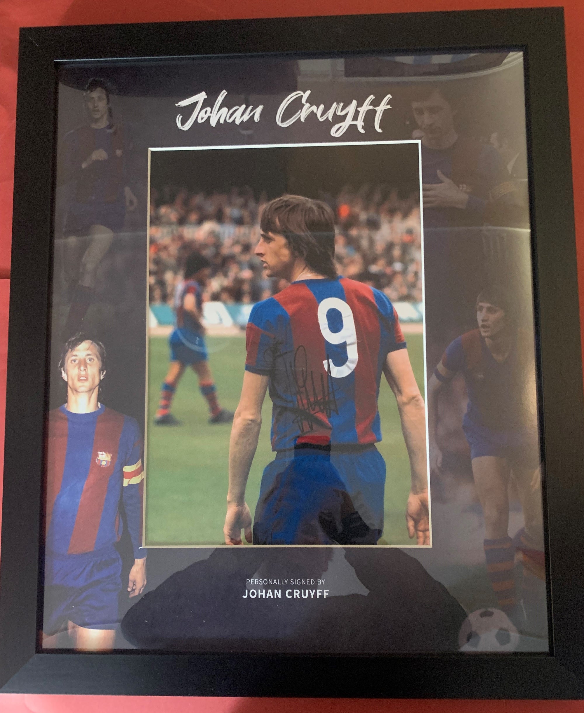 JOHAN CRUYFF - SIGNERT BILDE INNRAMMET I "ART-FRAME" MED EKTEHETSBEVIS/COA