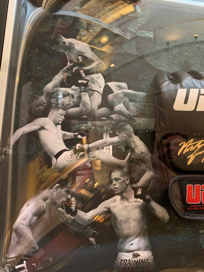NATE DIAZ - SIGNERT UFC-HANSKE I "ART-FRAME" MED EKTEHETSBEVIS/COA