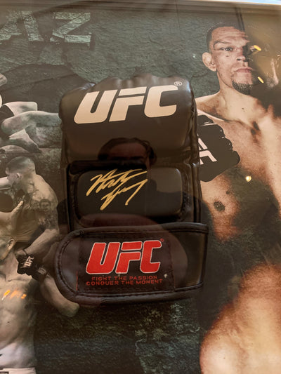 NATE DIAZ - SIGNERT UFC-HANSKE I "ART-FRAME" MED EKTEHETSBEVIS/COA