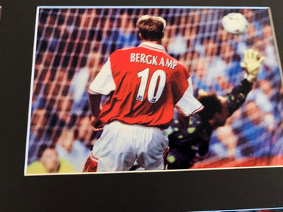 DENNIS BERGKAMP - SIGNERT BILDE MED EKTEHETSBEVIS/COA