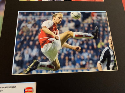 DENNIS BERGKAMP - SIGNERT BILDE MED EKTEHETSBEVIS/COA