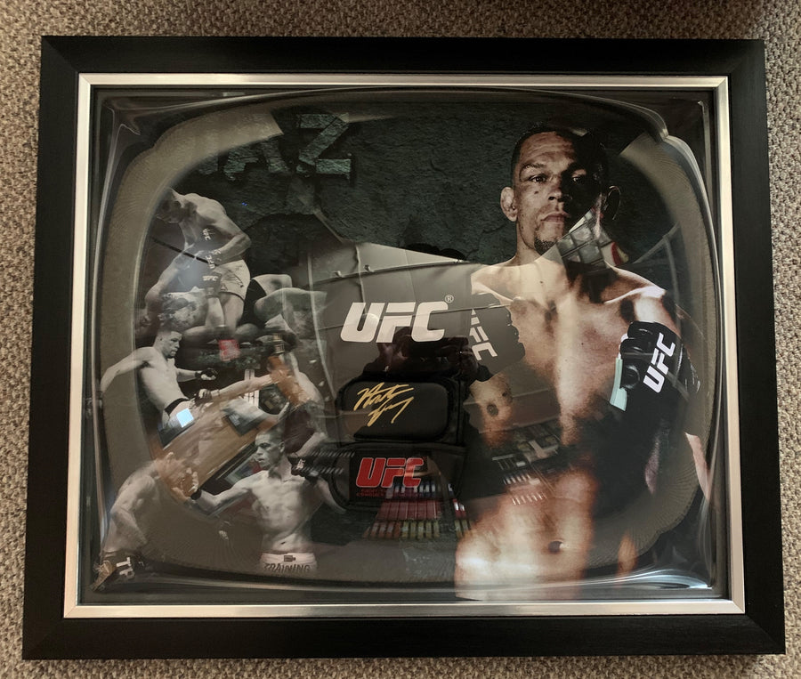 NATE DIAZ - SIGNERT UFC-HANSKE I "ART-FRAME" MED EKTEHETSBEVIS/COA
