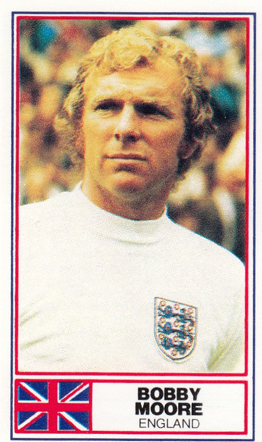 BOBBY MOORE - ENGLAND - CIGARETTE CARD