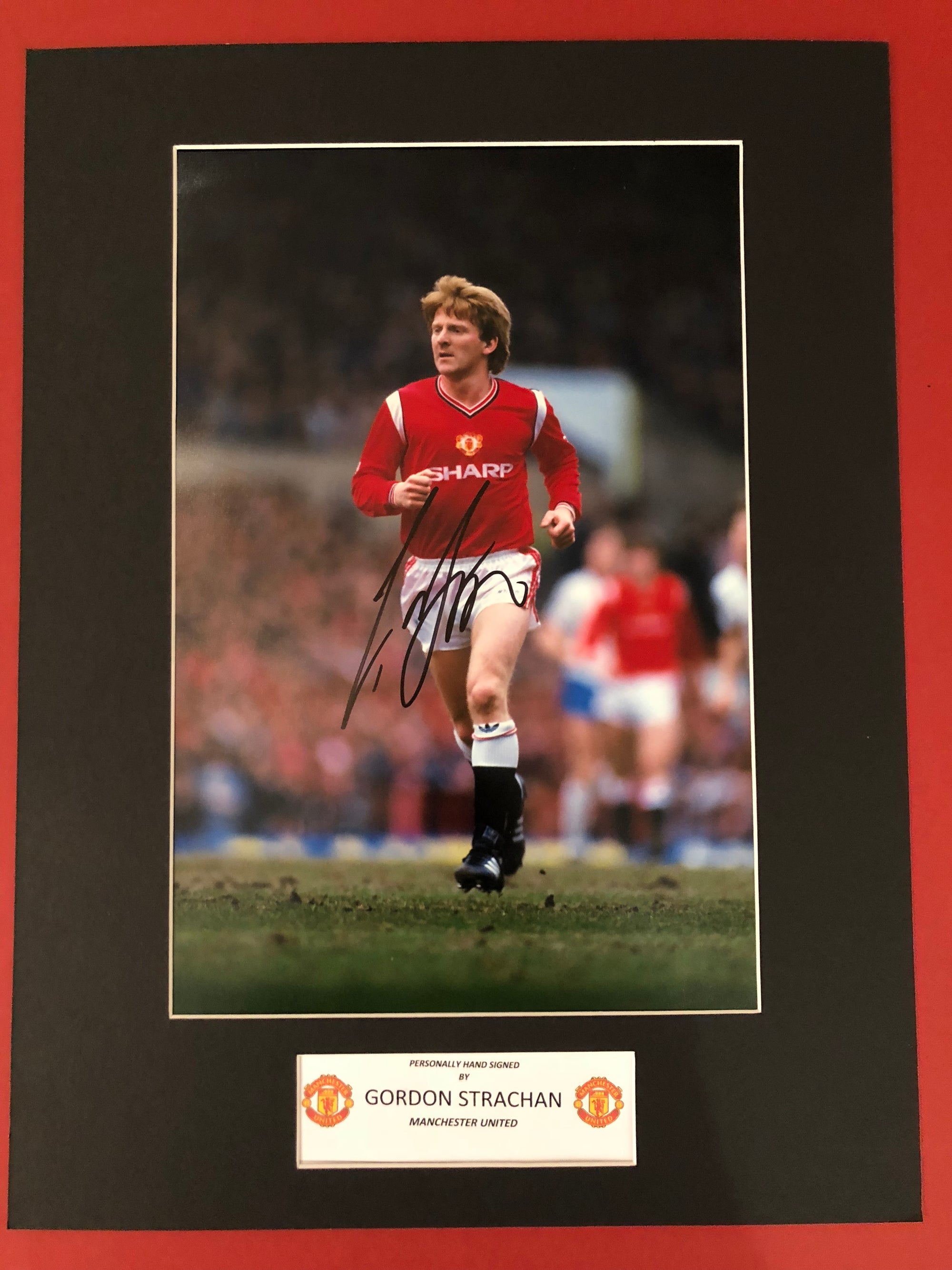 GORDON STRACHAN - SIGNERT BILDE MED EKTEHETSBEVIS/COA