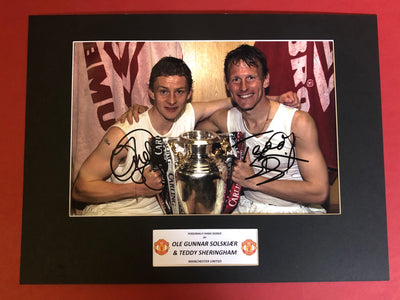OLE GUNNAR SOLSKJER OG TEDDY SHERINGHAM - SIGNERT BILDE MED EKTEHETSBEVIS/COA
