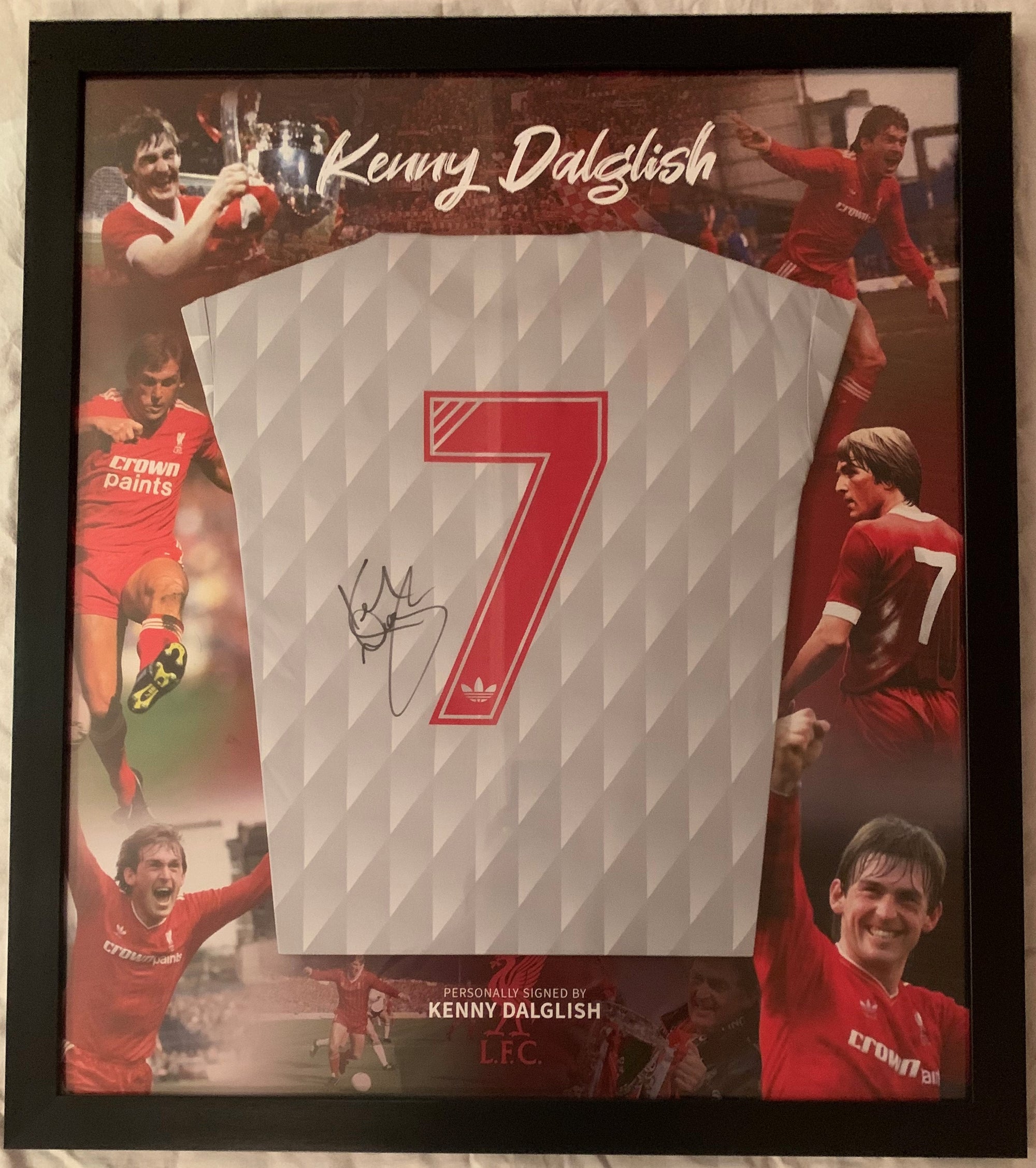 SIR KENNY DALGLISH - SIGNERT FERDIG "ART-FRAME" INNRAMMET DRAKT MED EKTEHETSBEVIS/COA