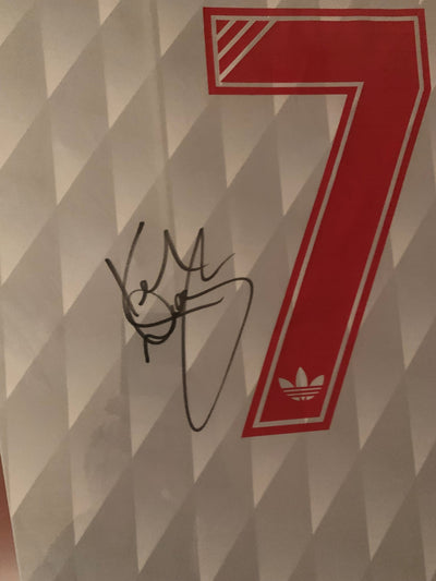 SIR KENNY DALGLISH - SIGNERT FERDIG "ART-FRAME" INNRAMMET DRAKT MED EKTEHETSBEVIS/COA