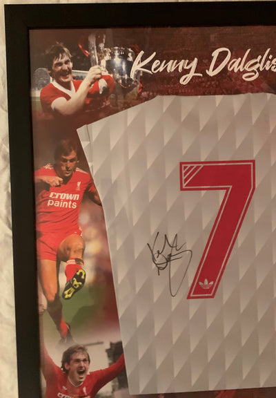 SIR KENNY DALGLISH - SIGNERT FERDIG "ART-FRAME" INNRAMMET DRAKT MED EKTEHETSBEVIS/COA