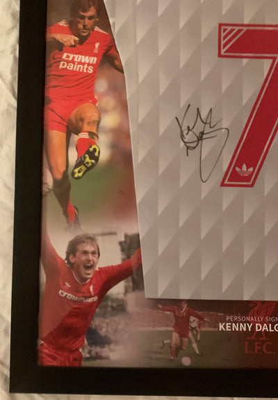 SIR KENNY DALGLISH - SIGNERT FERDIG "ART-FRAME" INNRAMMET DRAKT MED EKTEHETSBEVIS/COA