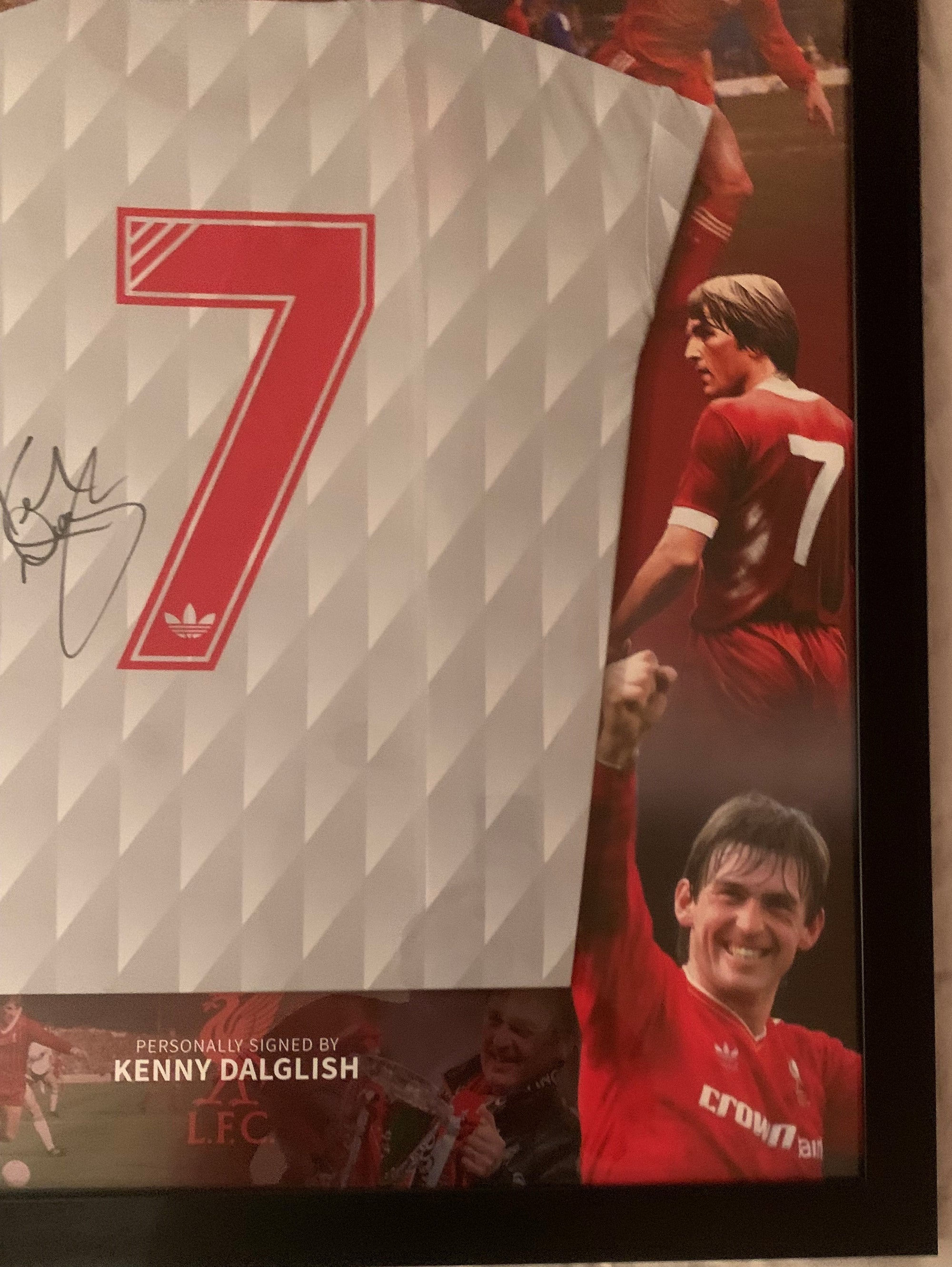 SIR KENNY DALGLISH - SIGNERT FERDIG "ART-FRAME" INNRAMMET DRAKT MED EKTEHETSBEVIS/COA