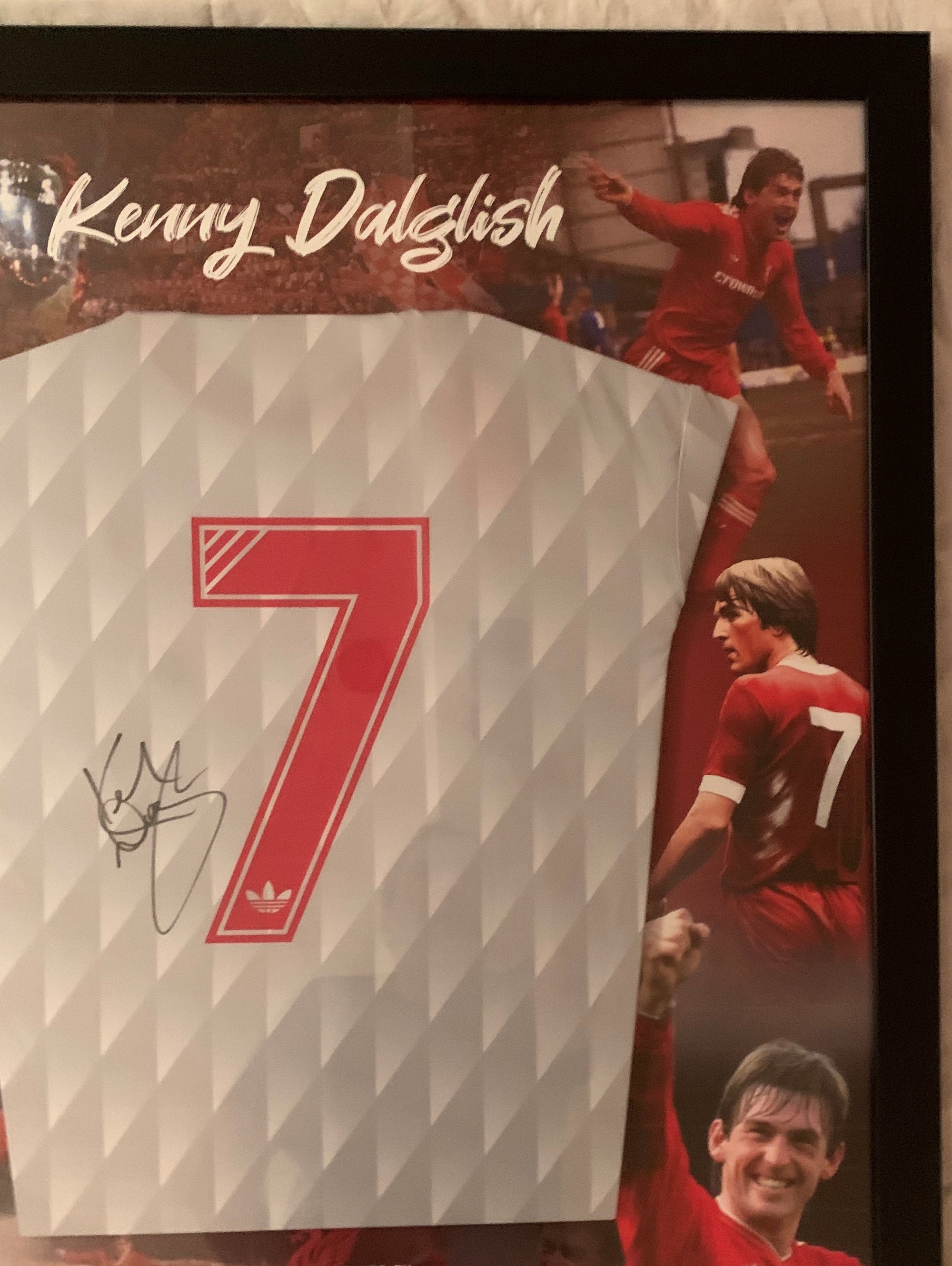 SIR KENNY DALGLISH - SIGNERT FERDIG "ART-FRAME" INNRAMMET DRAKT MED EKTEHETSBEVIS/COA