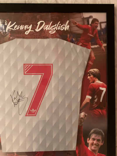 SIR KENNY DALGLISH - SIGNERT FERDIG "ART-FRAME" INNRAMMET DRAKT MED EKTEHETSBEVIS/COA