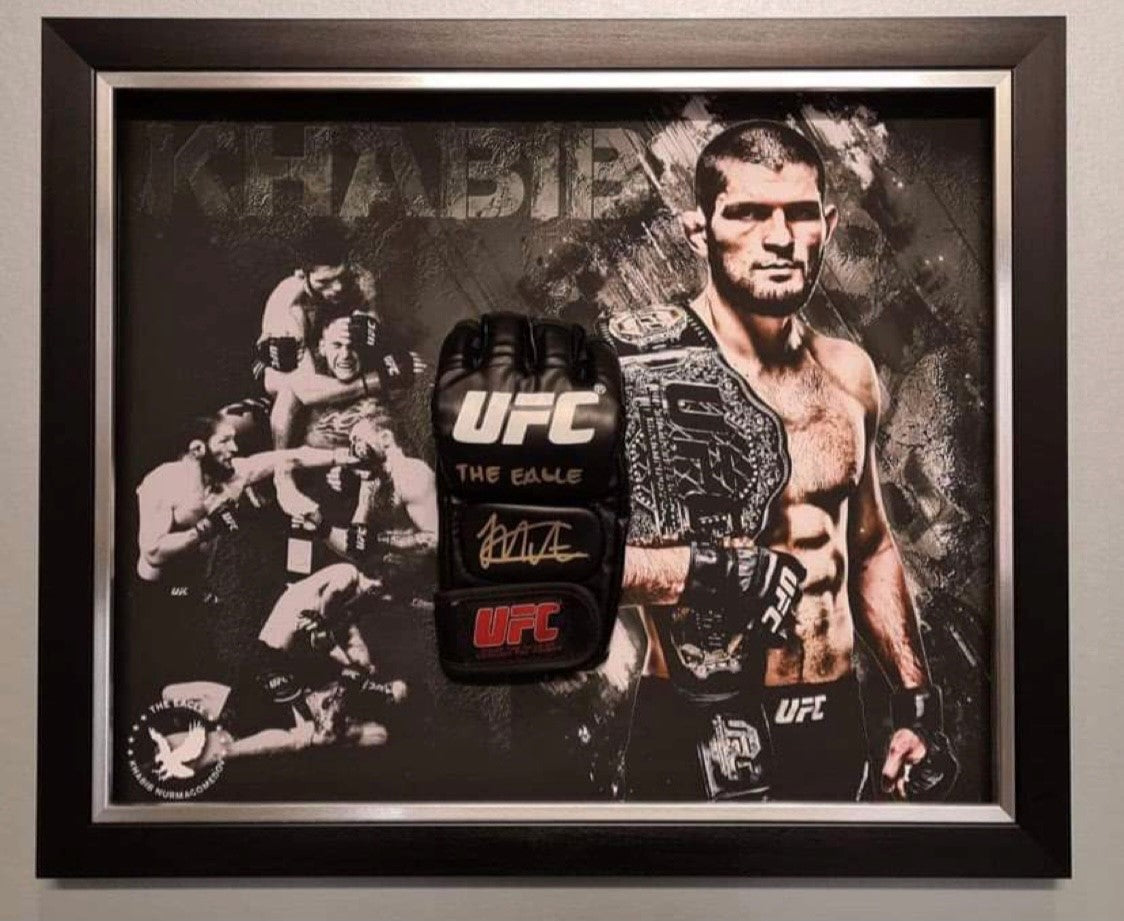 KHABIB SIGNERT UFC HANSKE FERDIG INNRAMMET I "ART-FRAME" MED EKTEHETSBEVIS/C0A