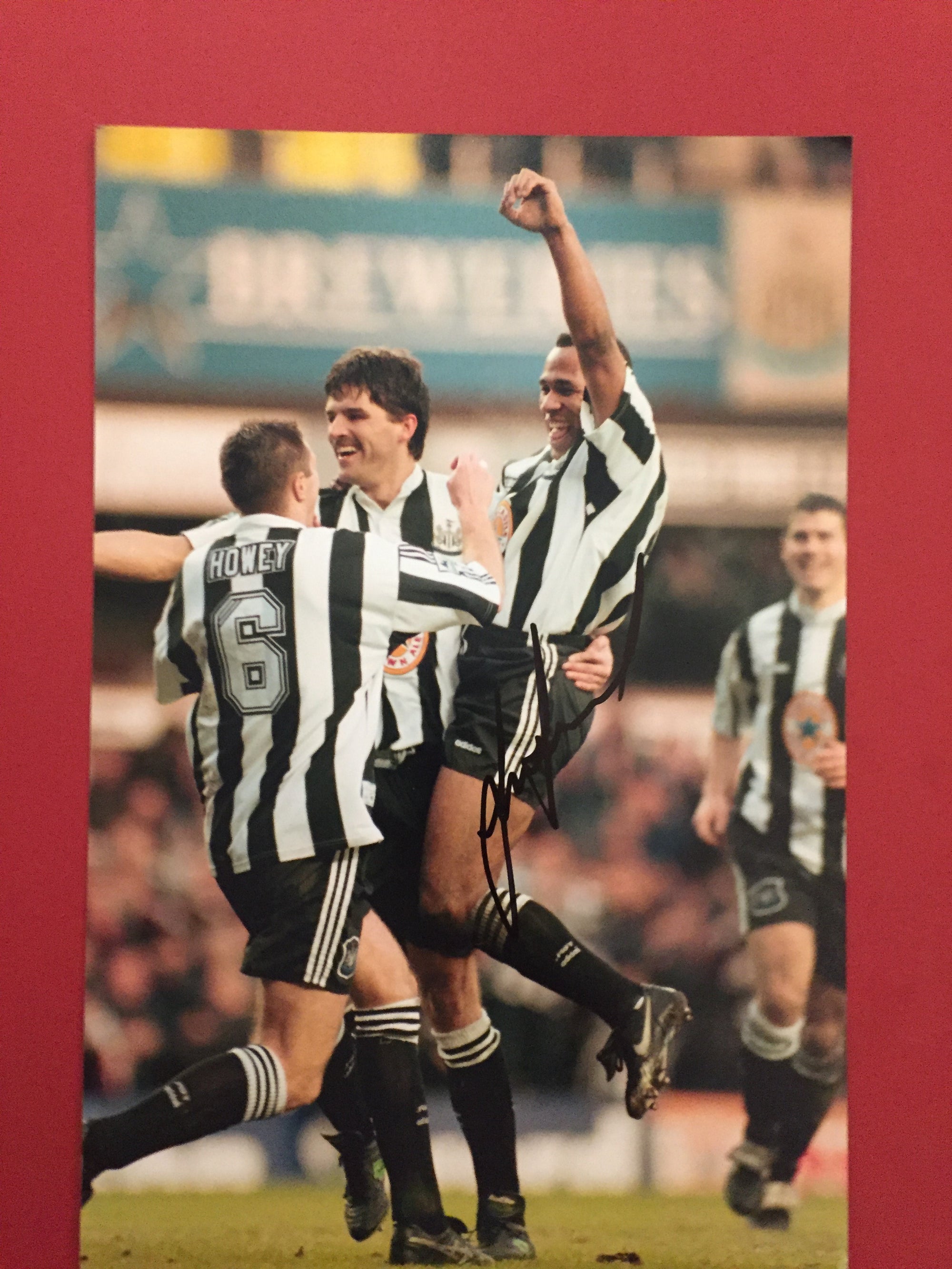 NEWCASTLE UNITED - LES FERDINAND - SIGNERT BILDE MED EKTEHETSBEVIS/COA