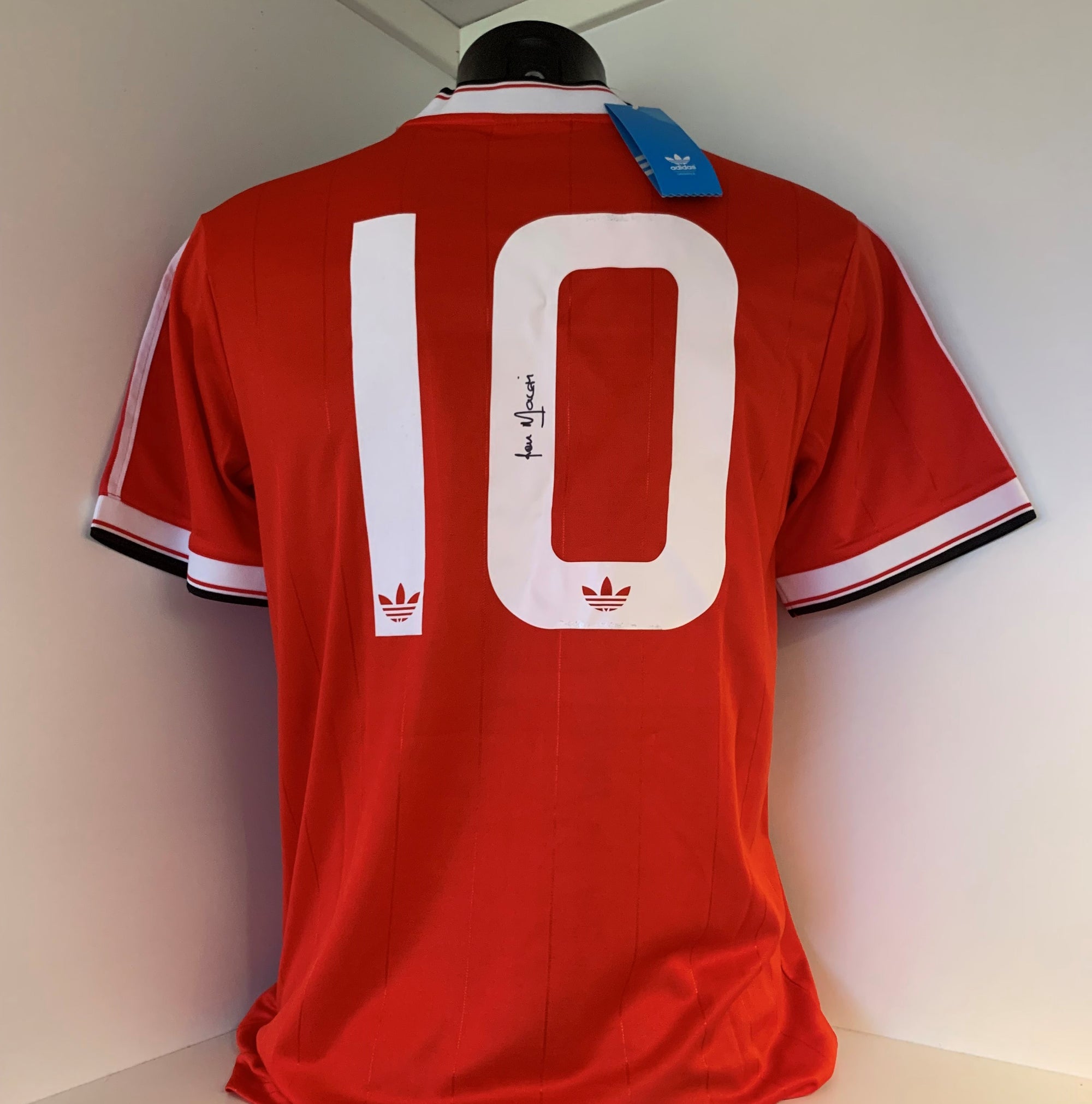MANCHESTER UNITED - LOU MACARI - SIGNERT DRAKT MED EKTEHETSBEVIS/COA