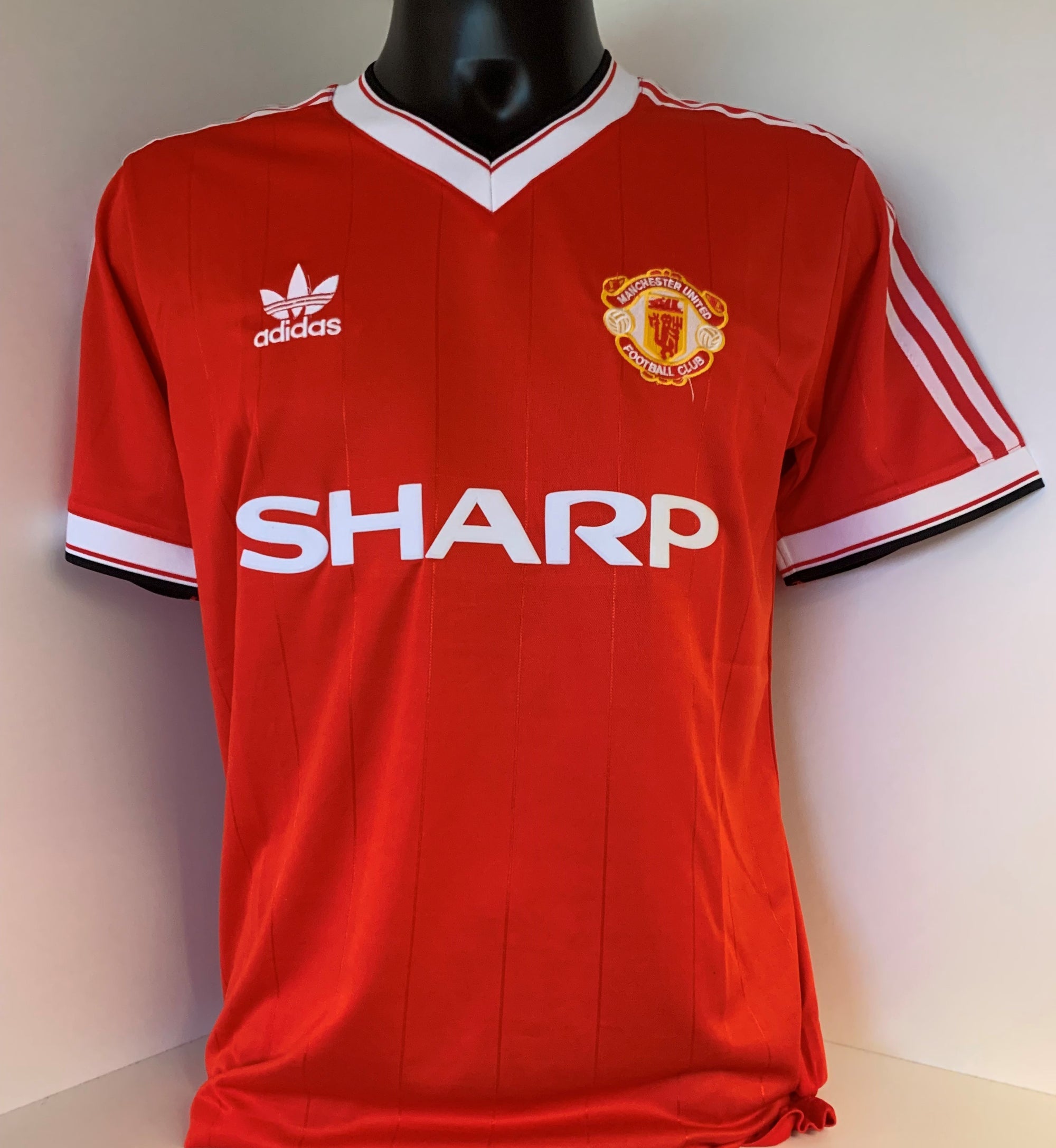 MANCHESTER UNITED - LOU MACARI - SIGNERT DRAKT MED EKTEHETSBEVIS/COA
