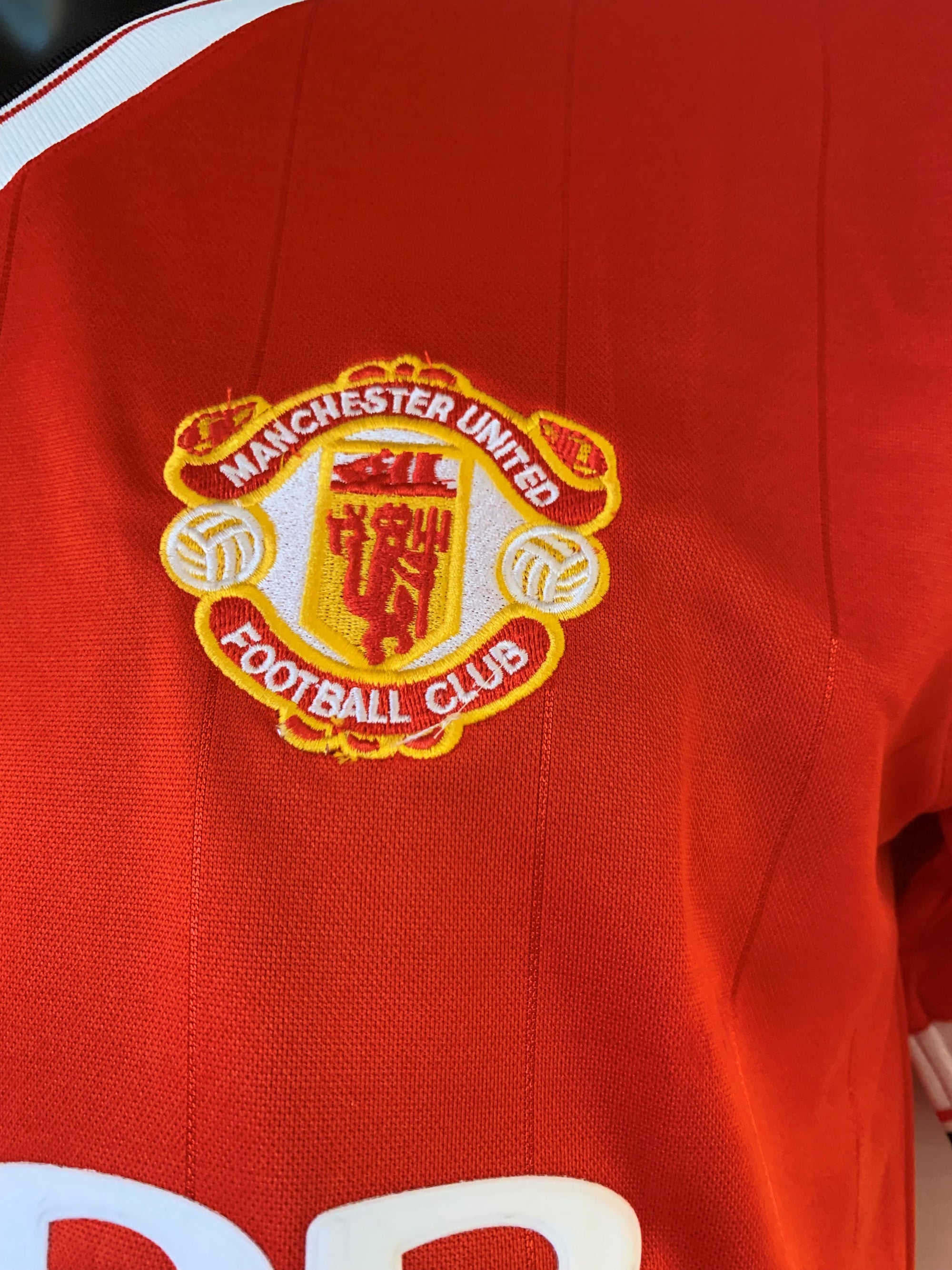 MANCHESTER UNITED - LOU MACARI - SIGNERT DRAKT MED EKTEHETSBEVIS/COA