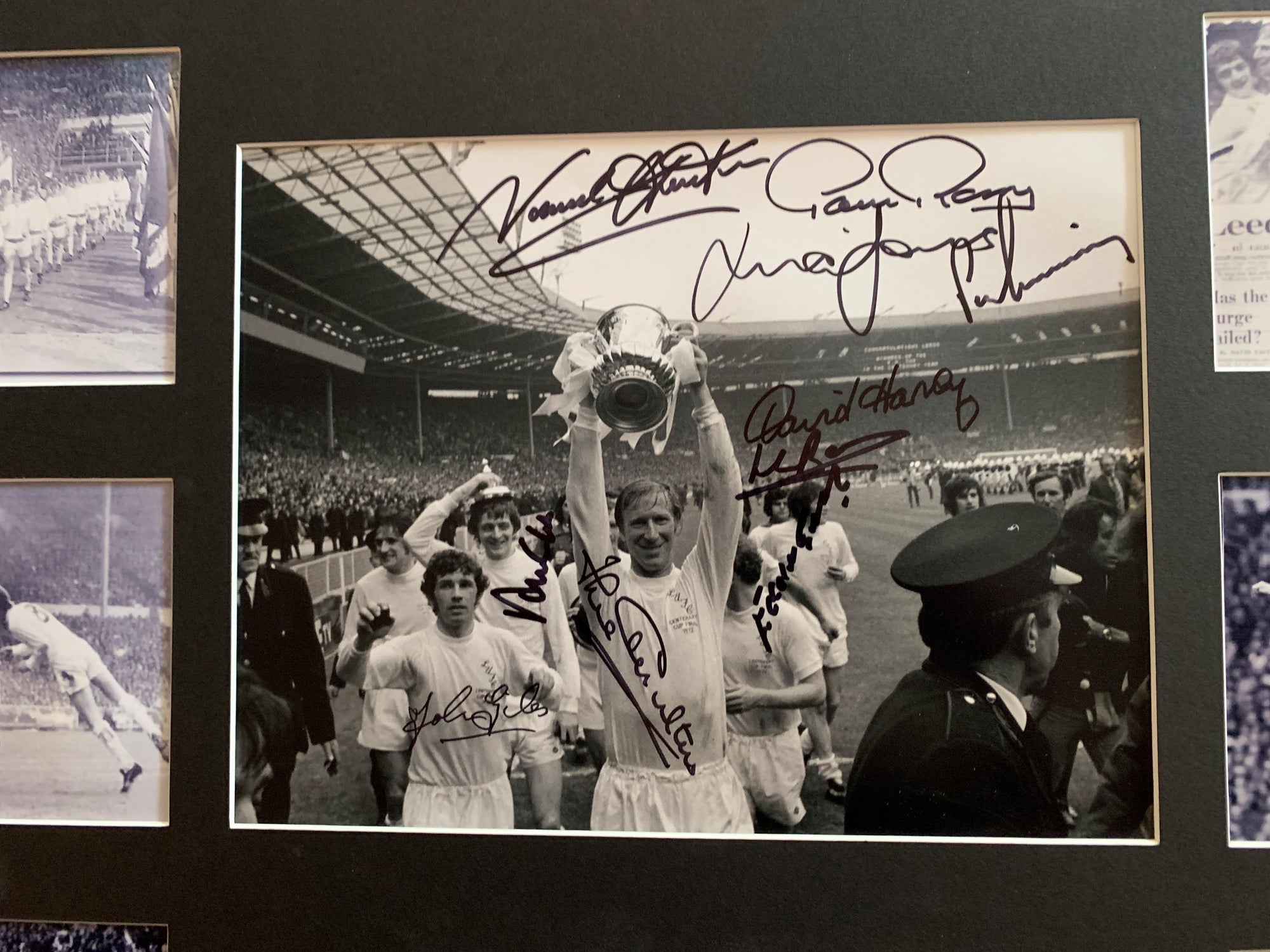LEEDS UNITED MULTISIGNERT FA-CUP 1972 FOTOMONTASJE MED EKTEHETSBEVIS/COA