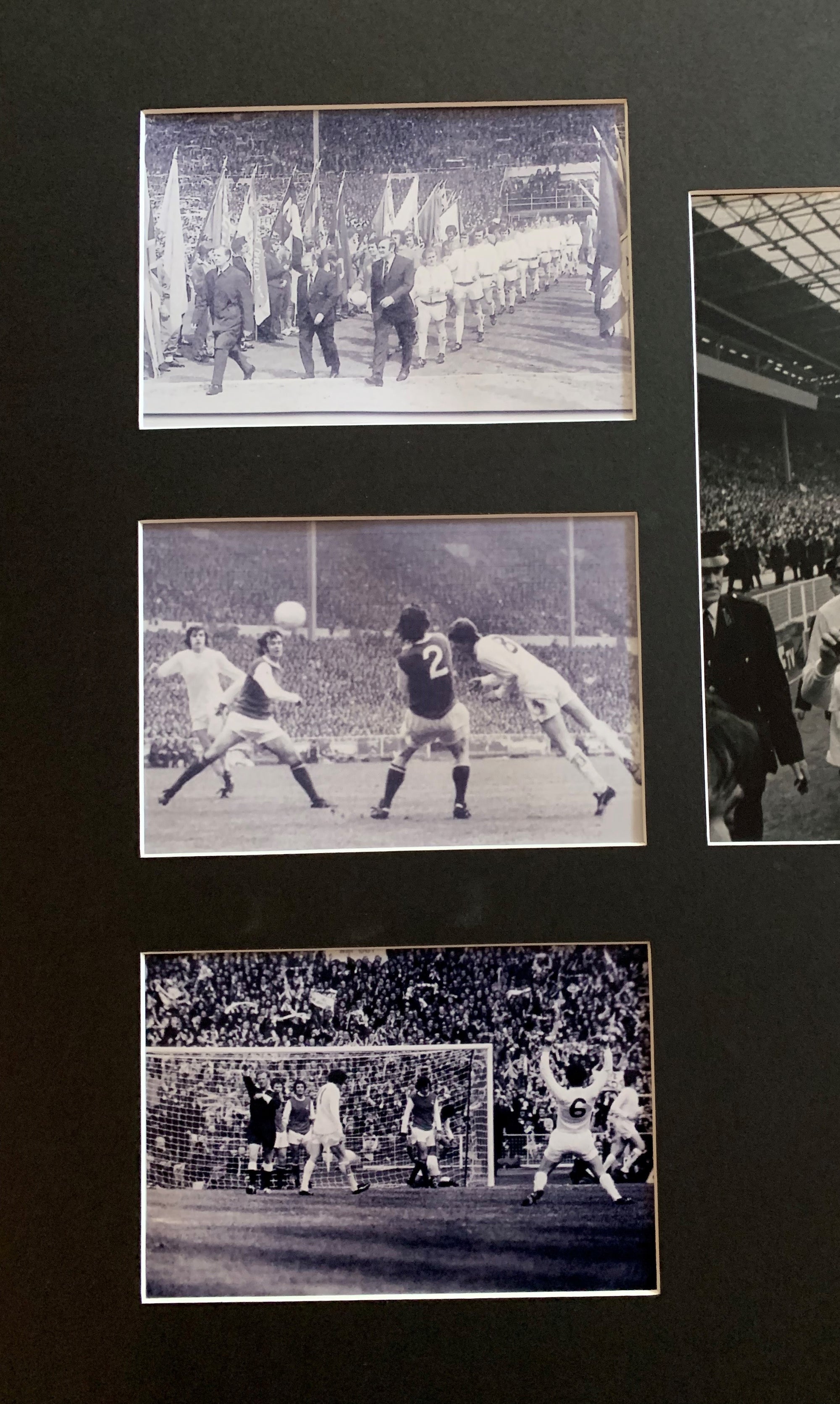 LEEDS UNITED MULTISIGNERT FA-CUP 1972 FOTOMONTASJE MED EKTEHETSBEVIS/COA