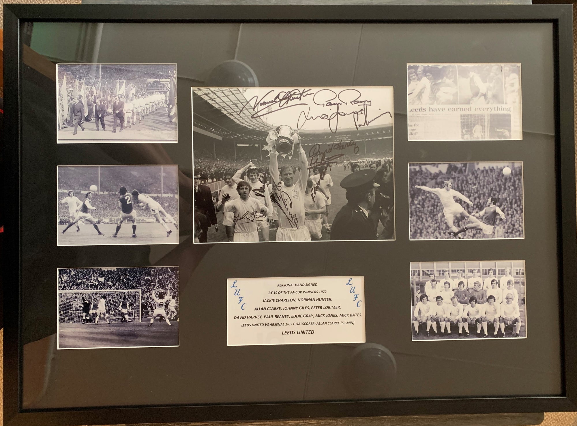 LEEDS UNITED MULTISIGNERT FA-CUP 1972 FOTOMONTASJE MED EKTEHETSBEVIS/COA