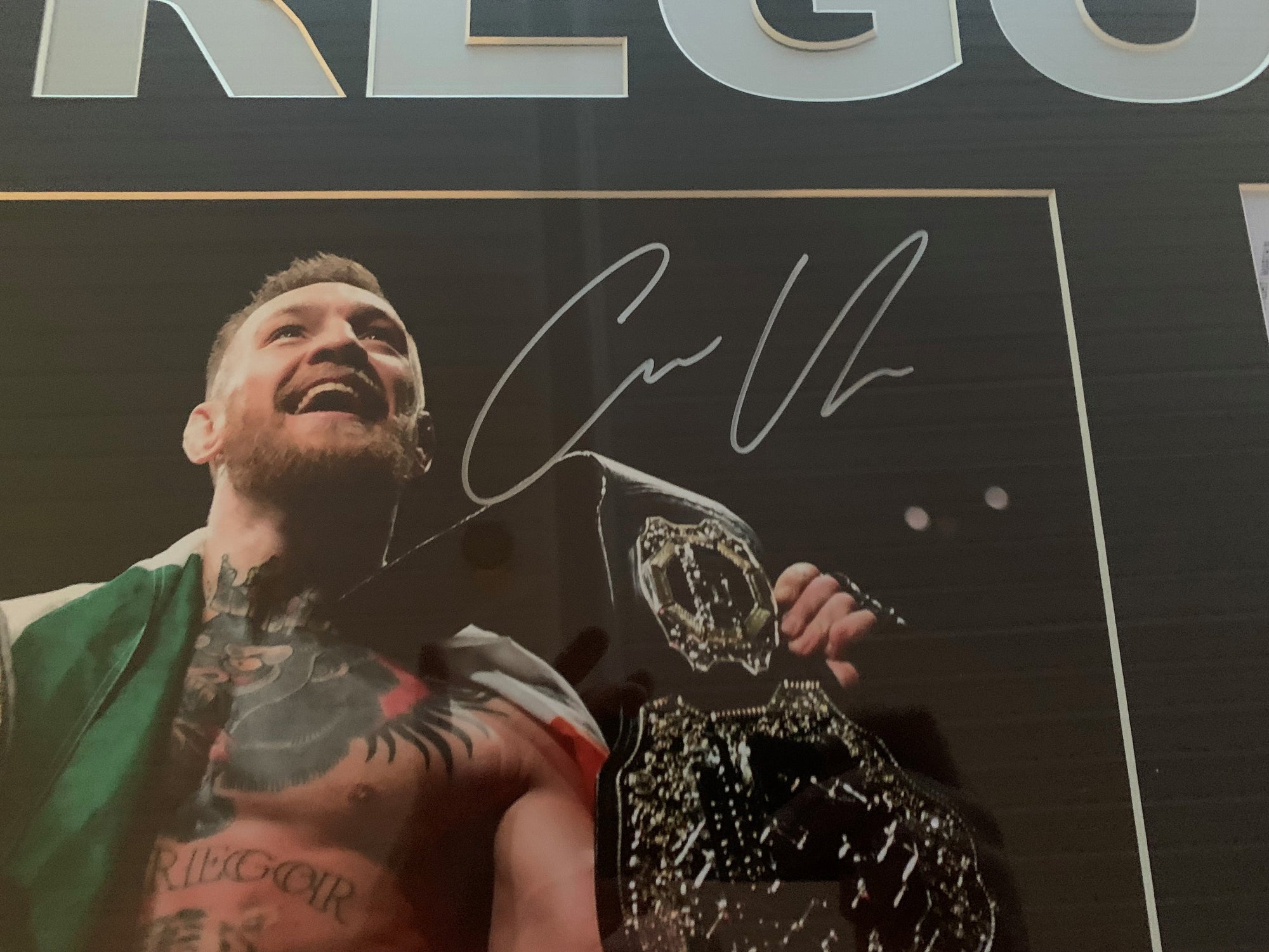 CONOR McGREGOR - SIGNERT BILDE I STOR MONTASJE MED EKTEHETSBEVIS/COA