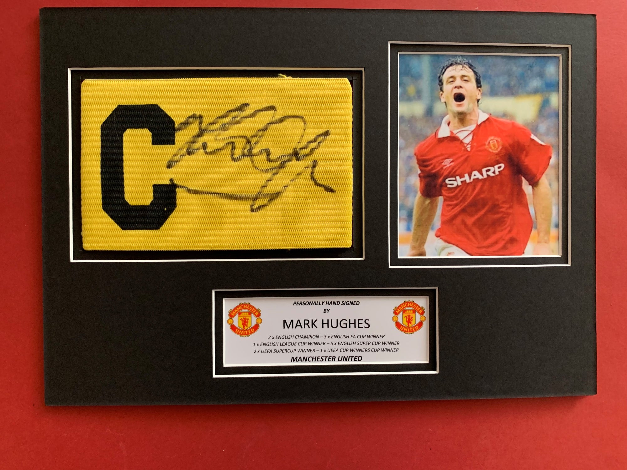 MARK HUGHES - SIGNERT KAPTEINSBIND MED EKTEHETSBEVIS/COA
