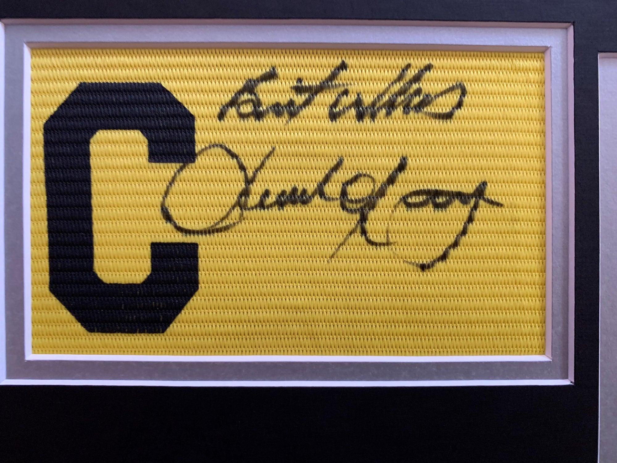 ARSENAL - DAVID O`LEARY - SIGNERT KAPTEINSBIND MED EKTEHETSBEVIS/COA