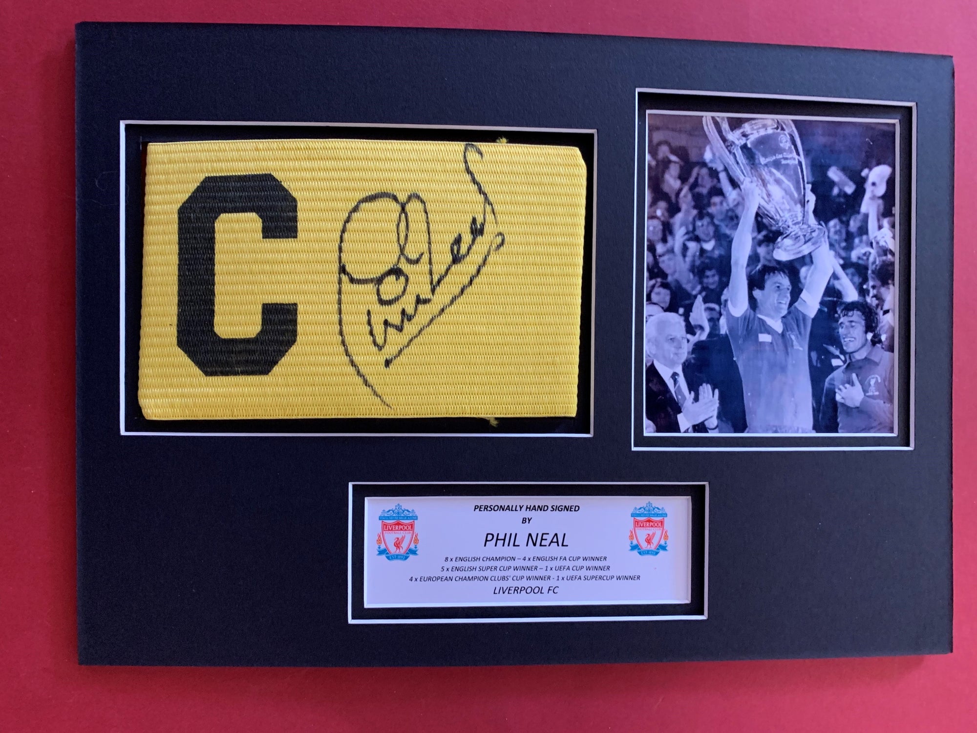 LIVERPOOL - PHIL NEAL - SIGNERT KAPTEINSBIND MED EKTEHETSBEVIS/COA