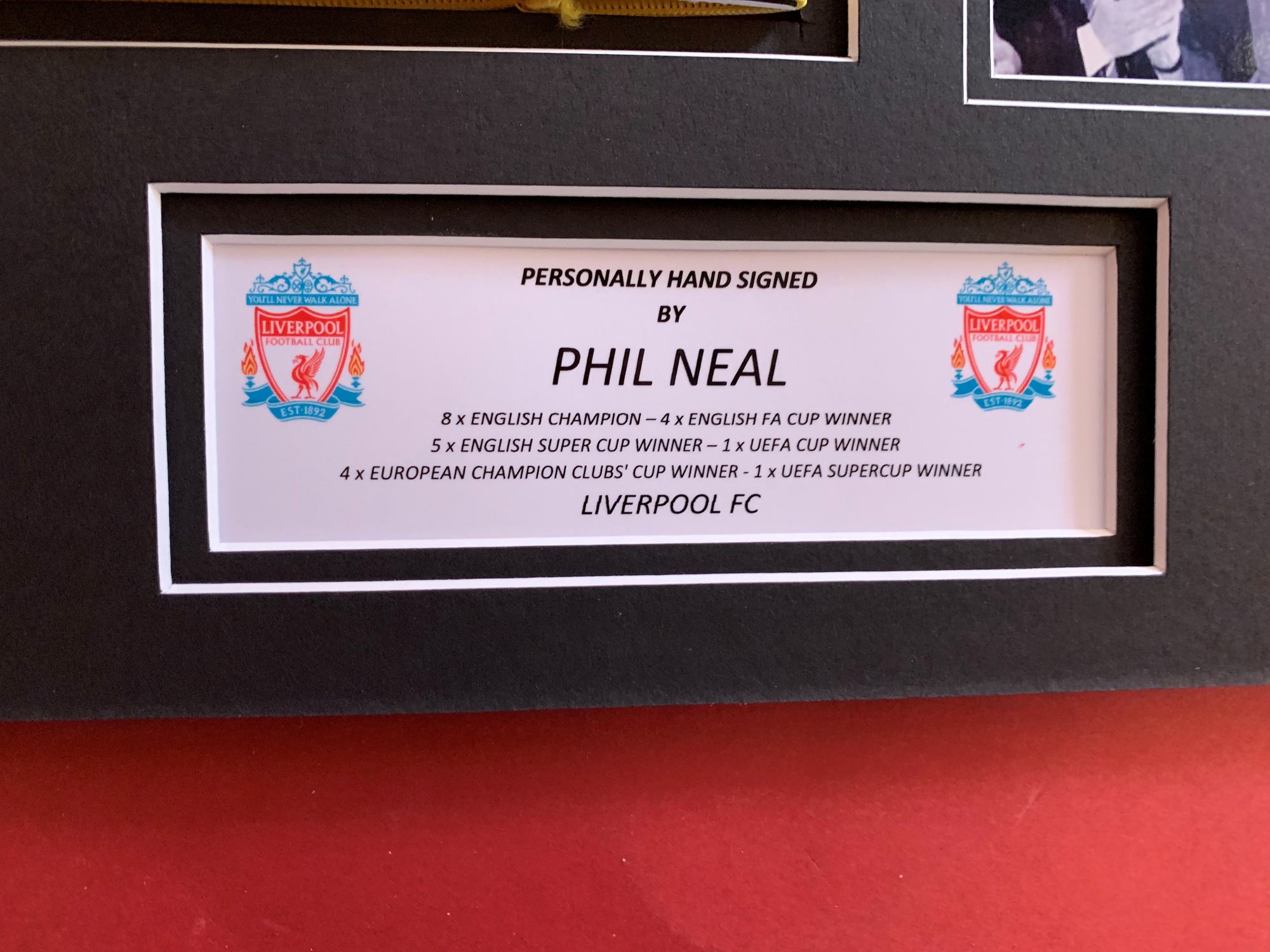 LIVERPOOL - PHIL NEAL - SIGNERT KAPTEINSBIND MED EKTEHETSBEVIS/COA
