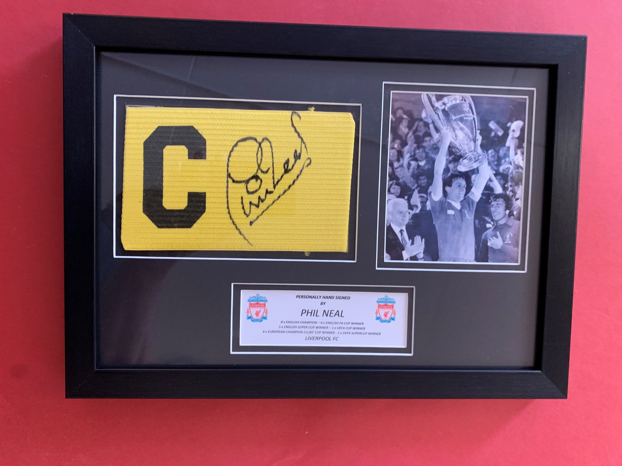LIVERPOOL - PHIL NEAL - SIGNERT KAPTEINSBIND MED EKTEHETSBEVIS/COA