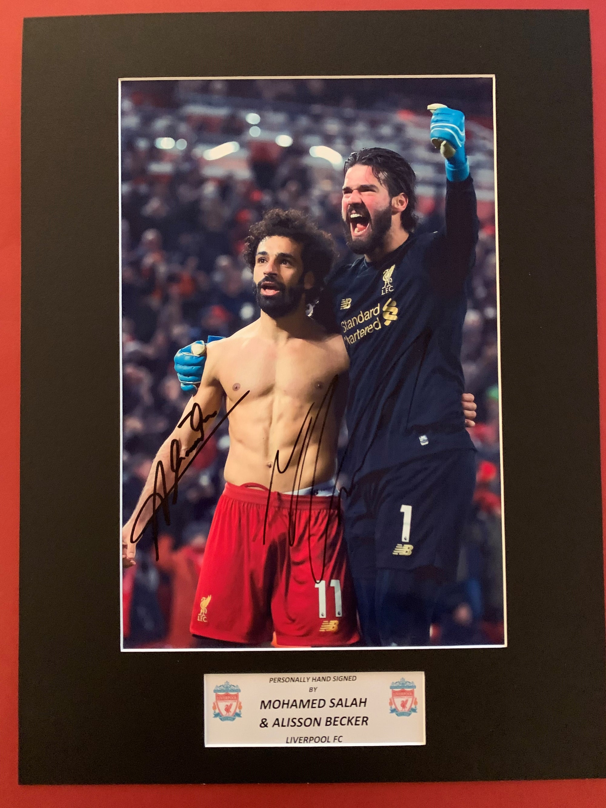 MOHAMED SALAH & ALISSON BECKER - DOBBELTSIGNERT BILDE MED EKTEHETSBEVIS/COA